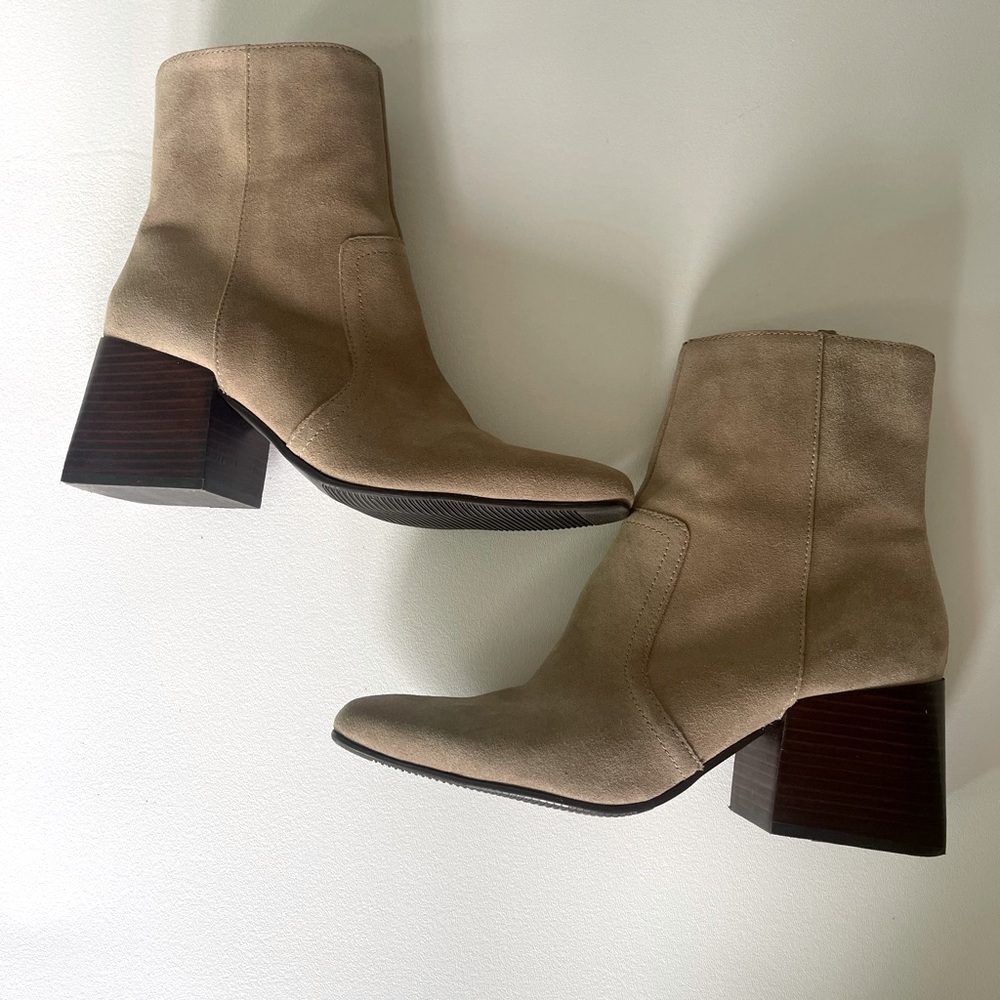 Blondo Salome Suede Boots Waterproof Tan Square Toe Side Zip Minimalist Size 10